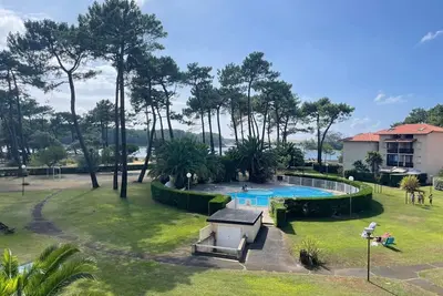 Image de Appartement, animaux acceptés - Vue piscine et lac