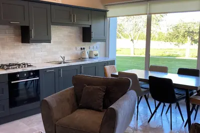 Modern & spacious 2 bed apartment available to rent.