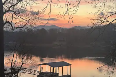 Image de Brand New Listing With Premier Host! Luxury Lakefront Lodge With Private Dock!