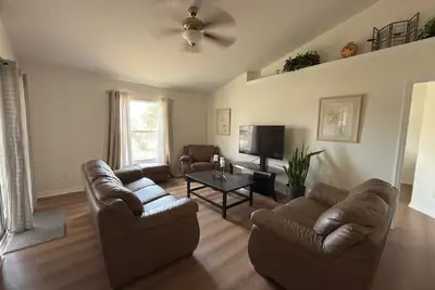 Image de Lakeside Escape in Private Lake Community