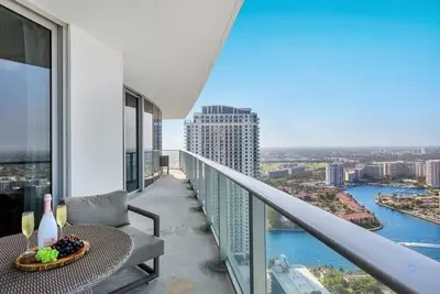 Image de Amazing Condo + Stunning Ocean View Balcony + Gym