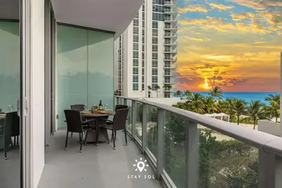 Image de Beautiful Apt w/ Amazing Pool and Private Balcony