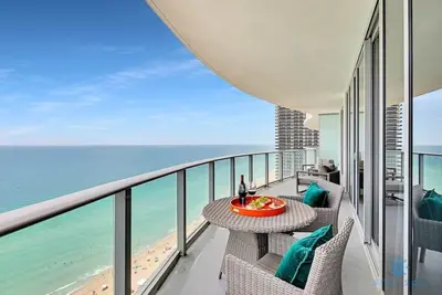 Image de Luxury Hollywood Beachfront Condo w/ Pools & Gym