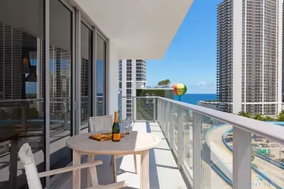 Image de Amazing 2br Apt w/Wrap Around Balcony