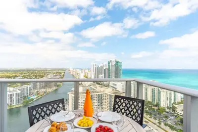 Image de 2 Br Apartment with amenities and pool |Front Ocea