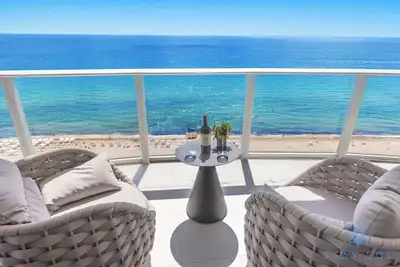 Image de Beachfront Escape: Balcony + Pool & Gym