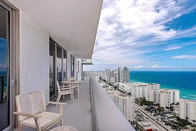 Image de 2br Apt w/ Oceanfront Private balcony + Amenities