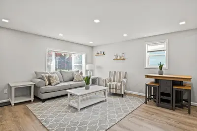 Image de Spacious 4 Bedroom Home • Sleeps 8 • Private Yard • Near Hopitals • Free Parking