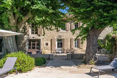 Image de Mas avec piscine - 5 ch. / 10 p. - Saint Rémy de Provence