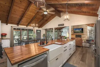 Image de Yosemite Retreat • 2 Yards • Game Room • Deck • Ev Charger • Pets