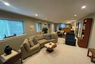 Image de Huge & Quiet • Spacious 1100sq ft, 2br Suite in Fraser Heights