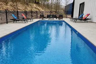 Image de Modern Dune Home, 90 min from Chicago, Heated Pool, HotTub, Sleep 16