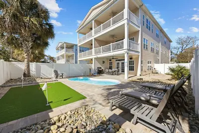 Image de 5 Bdrm Home w/ Epic Gameroom, Pool, Put put, 7 Bds