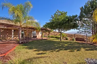 Image de Linda Rosea Hill top Villa Wine Country view home