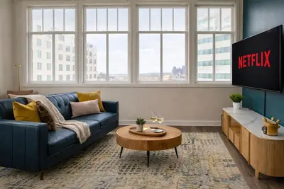 Image de Free Parking + Skywalk Access + Downtown 2br City Views