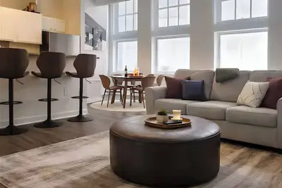 Image de Ste 421 + Free Parking + Skywalk + Downtown 1br Near Lucas Oil