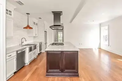 Image de Elegant Modern Space in Historic City Square