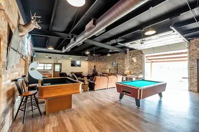 Image de Woody’s Roadhouse Retreat: Barndominium Near Lake Alan Henry