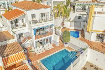 Villa avec piscine privée proche à la plage.