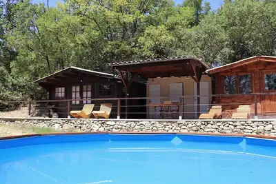 Image de Charmants chalets dans la campagne provençale