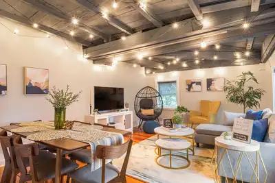 Image de 1710 Historic Downtown 2br Salem + Witch Trials