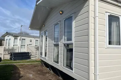 Image de Lovely 6 berth lodge with decking at Lyons Lido Beach, North Wales ref 24003kc