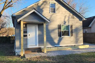 Image de 3-bedroom two story house in tranquil Metropolis with cool Ac breeze