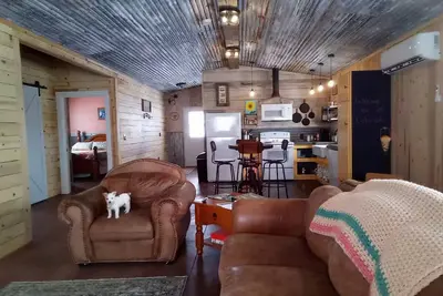 Image de 2-bedroom barn transformed to a cozy home in a rural area minutes from downtown.