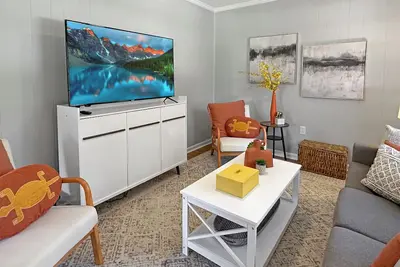 Image de Sleek Midtown Savannah apartment