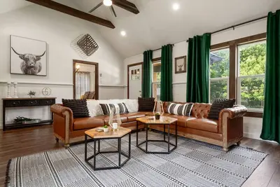 Image de 2 Houses `Rose Hill Ranch` 1 Acre-City Farmhouse