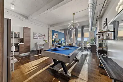 Image de Downtown Loft for 8 with Pool & Free Parking