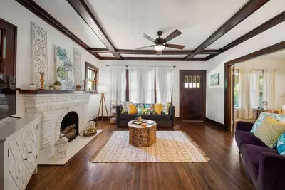 Image de 1920s Drenched in Charm - Near Silo Event Sleeps 7