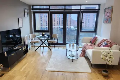 Image de Modern 1br | Stylish | Luxury Skyline Views