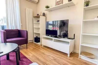 Image de Scandi-Style Suite Near Airport, Metro & Expo – Work & Relax in Comfort