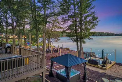 Image de Lakefront Beach Entry - Hot Tub, Movie Theater!