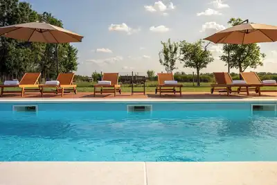 Image de Luxury villa with pool and spacious estate for family gatherings and events.