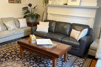 Image de Family friendly neighborhood spacious 3-bedrooms, 2 baths, parking, near train.