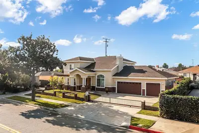 Image de Deluxe 5-ensuite bedroom house in Charming Alhambra