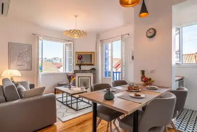 Image de Appartement élégant près de la plage et du centre-ville