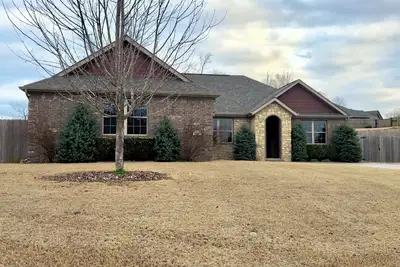 Image de New to the Market! ! Delightful 4-bedroom house centrally located in Nwa.