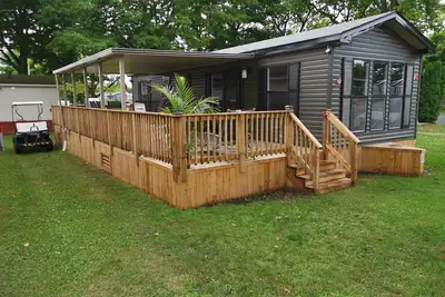 Image de Glamping 3-bedroom cottage in Sherkston Shores Family Resort with a large yard.