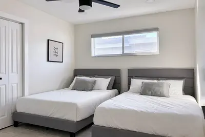 Image de 3-bedroom house in Hollywood with heated pool and large backyard