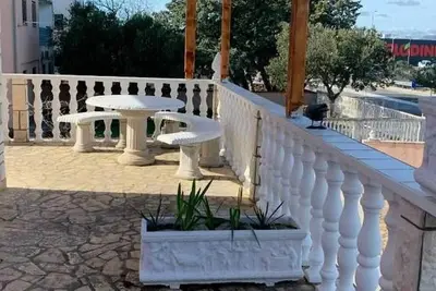 Image de Appartement de deux chambres avec la terrasse Pirovac, Sibenik (A-25316-b)