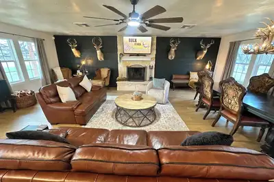 Image de The Velvet Antler- Rustic Lodge in Albany Texas