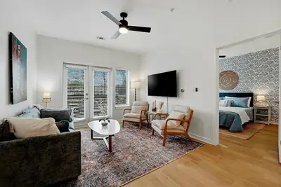 Image de Newly renovated South Lamar 2-bedroom w/sauna, pickleball, pets, gym and more!