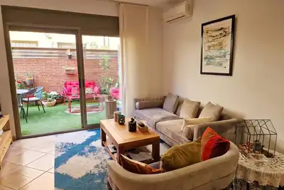 Image de Confort et tranquillité : maison avec patio et parking