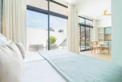 Image de 2 Breathtaking Studios Stay – Relax on Balcony Near Ocean and Pools - 0. 1 mile