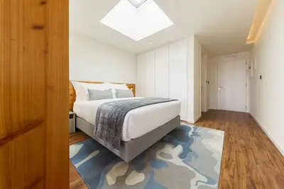 Image de Bright Modern Studio with Balcony and Scenic Shipyard Views Ideal for Exploring