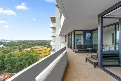 Image de Appartement de luxe 2 chambres : intérieurs modernes, balcon et espace barbecue