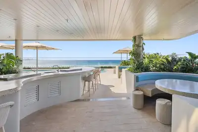 Image de Appartement 1 chambre en bord de mer avec accès à la piscine et à la salle de sport